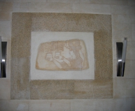Внутренний декор с панно в обрамлении плиткой РК